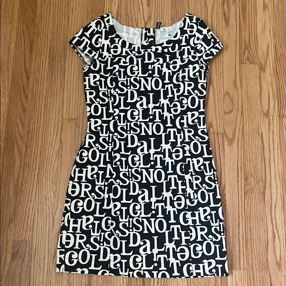 Stylish Black and White Alphabet Graphic Mini Dress
